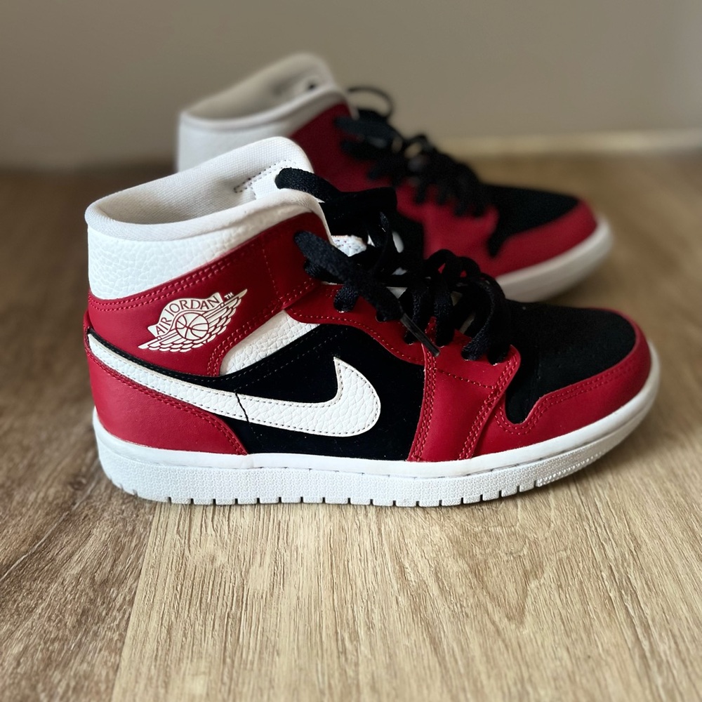 Nike Jordan 1s Red/Black/White